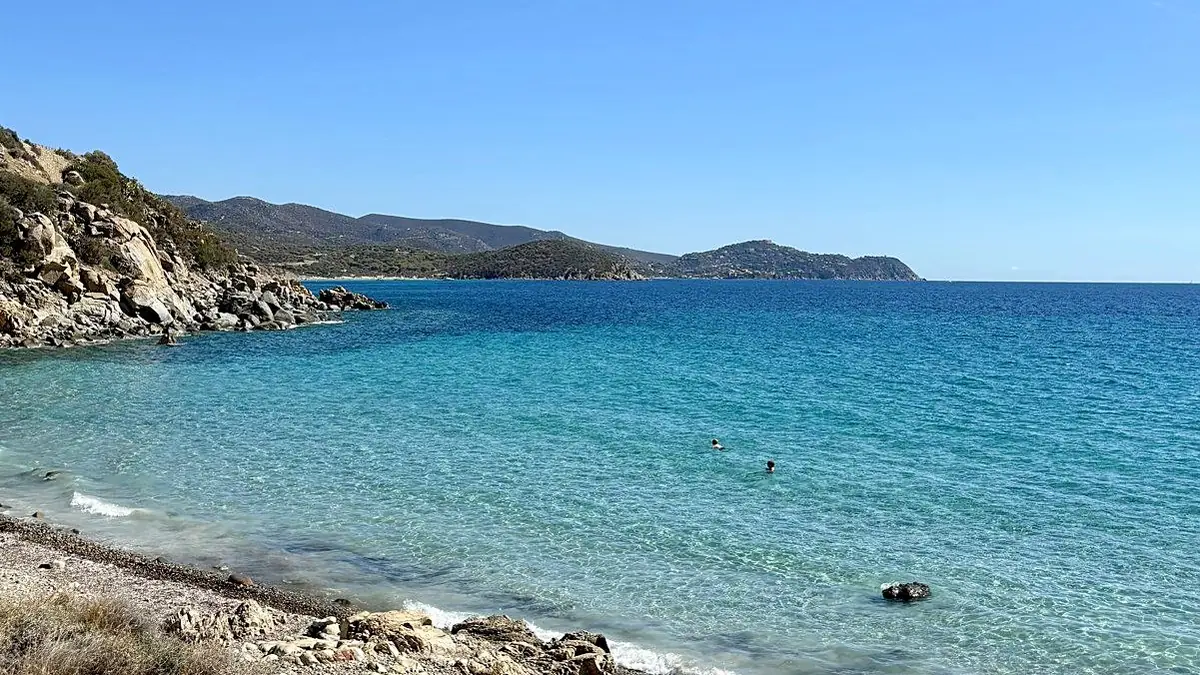 Clear water and rocks at Mari Pintau beach